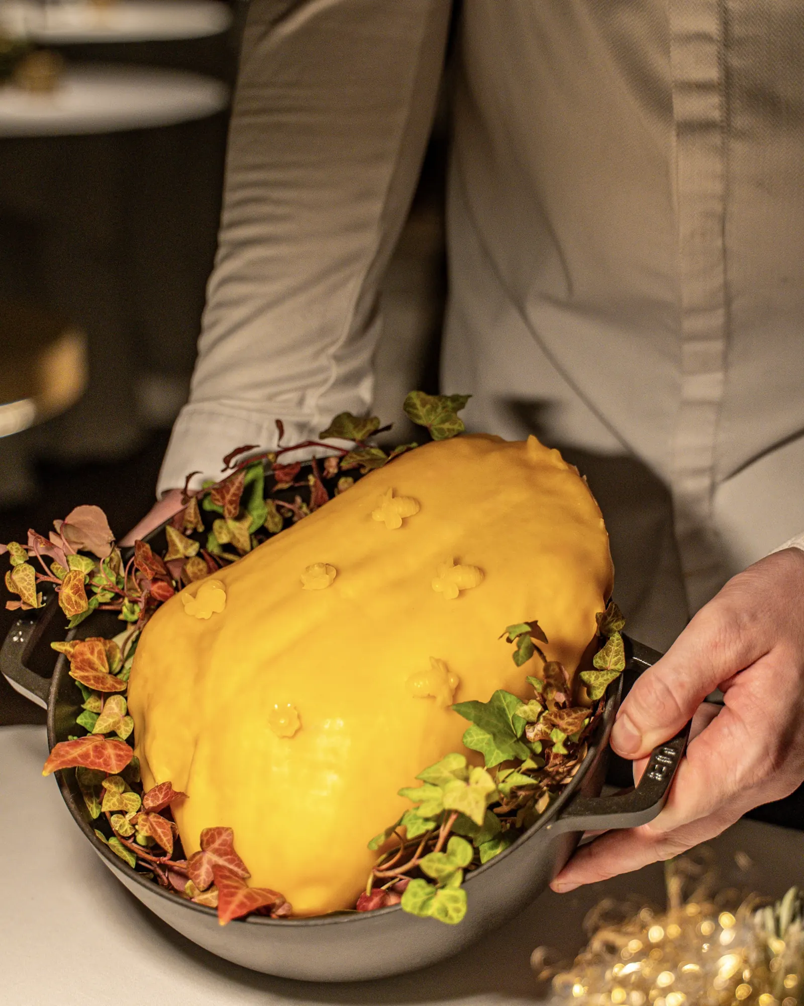 Un plat présenté à table au milieu d’un décor de fêtes chez Baci