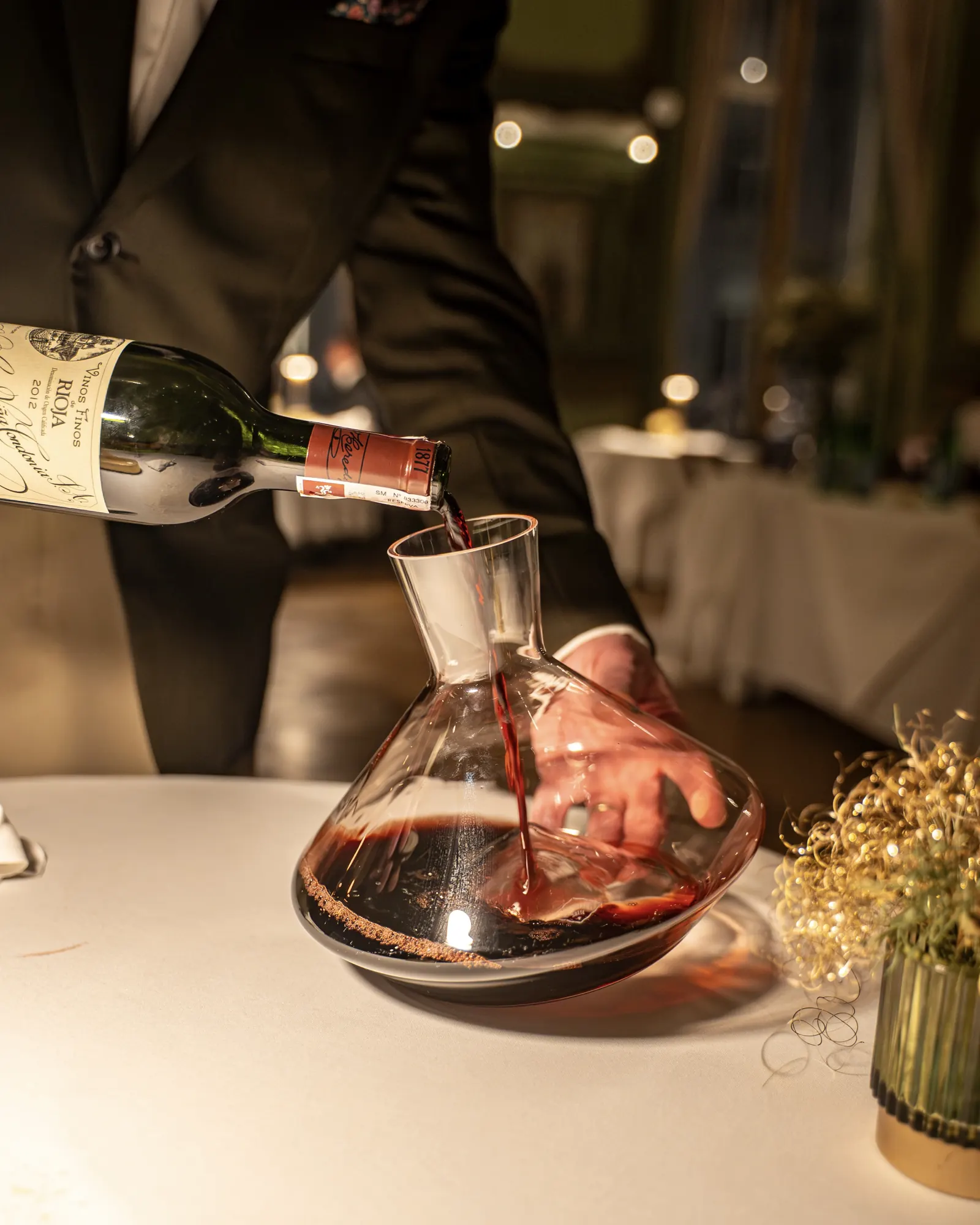 Un vin décanté à table pendant un dîner chez Baci
