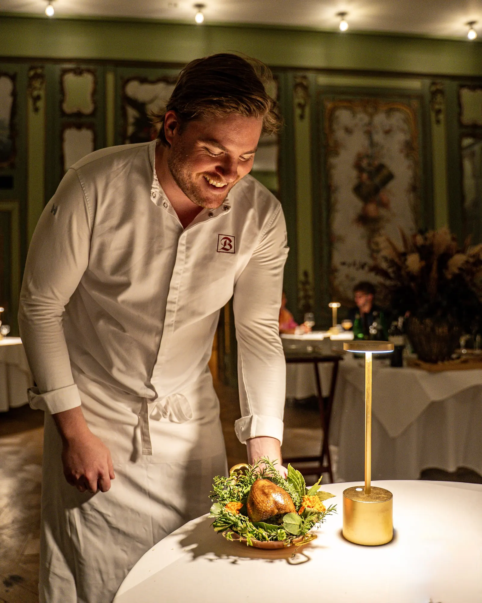Un plat présenté à table dans la salle de Baci, au Théâtre de Liège